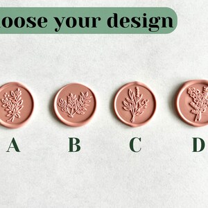 Puede incluir: Cuatro dise&ntilde;os de sellos de cera con patrones florales etiquetados como A, B, C y D. Elige tu dise&ntilde;o.