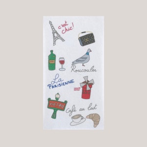 Könnte beinhalten: Ein weißer Stoff mit verschiedenen bunten Illustrationen von Pariser Motiven, darunter der Eiffelturm, ein Baguette, ein Café au lait, eine Taube und eine Weinflasche. Der Text "c'est chic!" ist in Rot geschrieben. Der Text "La Parisienne" ist in Blau geschrieben. Der Text "Roucouler" ist in Blau geschrieben. Der Text "Cafe au lait" ist in Blau geschrieben. Der Text "Metro" ist in Blau geschrieben.