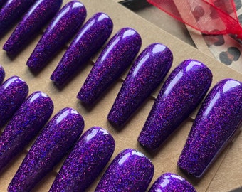 Uñas postizas con brillo morado
