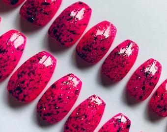 Neon pink paint splatter short coffin false nails.