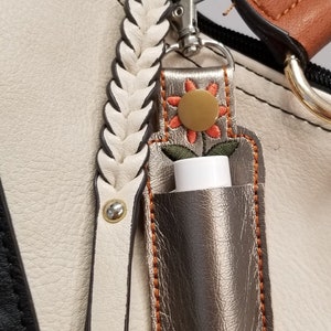 Languette du support pour baume à lèvres Dans le modèle de broderie du cercle. Modèle de porte-clés, fichier de broderie machine avec onglet, fichier de téléchargement numérique bricolage