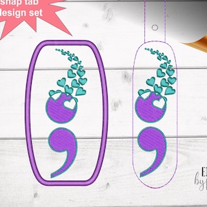 Könnte beinhalten: Zwei Stickmuster mit einem lila Semikolon und türkisfarbenen Herzen. Die Designs sind mit "Patch and snap tab design set" und "embroidery design file" beschriftet.