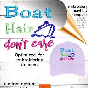 以下が含まれることがあります： 「Boat Hair don't care」というカラフルな筆記体で書かれたテキストと小さなボートのグラフィックを特徴とするキャップ用の刺繍デザイン。このデザインは、キャップへの刺繍に最適化されています。