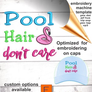 Może przedstawiać: Wzór haftu na czapkę z tekstem "Pool Hair don't care" w różowych, niebieskich i zielonych literach. Wzór zawiera również różowy dmuchany flaming. Wzór jest zoptymalizowany do haftowania na czapkach.