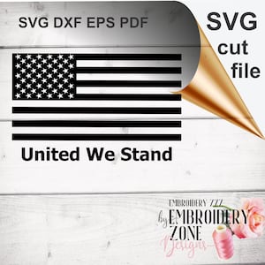 Könnte beinhalten: Schwarzweißes digitales Design der amerikanischen Flagge mit dem Text "United We Stand" darunter. Das Design ist für die Verwendung mit einer Schneidemaschine gedacht und umfasst die Dateiformate SVG, DXF, EPS und PDF.