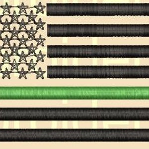 Op de afbeelding: Een Amerikaanse vlag met een groene streep toegevoegd onder het blauwe veld met sterren. De vlag is zwart en groen.