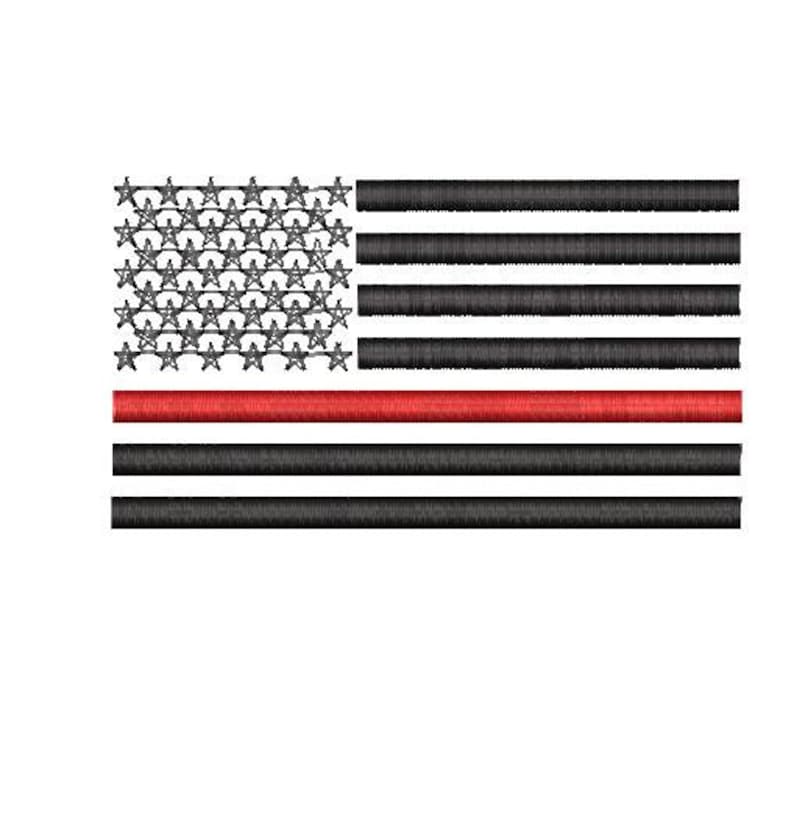 Op de afbeelding: Een geborduurde Amerikaanse vlag met een enkele rode streep in het midden, die de dunne rode lijn van brandweerlieden voorstelt.