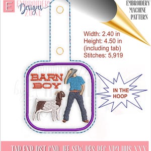 Può includere: Una toppa ricamata con bordo viola presenta una capra e una persona con la scritta "BARN BOY". La toppa è larga 6,1 cm e alta 11,4 cm, linguetta inclusa. Il disegno comprende 5.919 punti.