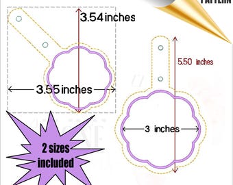 Puede incluir: Dos patrones de máquina de bordado para un diseño en forma de flor con un asa. El patrón más grande tiene 5,50 pulgadas de alto y 3 pulgadas de ancho. El patrón más pequeño tiene 3,54 pulgadas de alto y 3,55 pulgadas de ancho. Los patrones están delineados en amarillo y rellenos de morado.