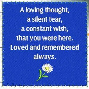 Pode incluir: Um fundo azul com texto branco que diz "Um pensamento amoroso, uma lágrima silenciosa, um desejo constante, que você estivesse aqui. Amado e lembrado para sempre." Uma margarida branca com um centro amarelo está no centro inferior da imagem.