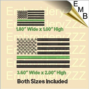 Op de afbeelding: Twee versies van een geborduurde Amerikaanse vlag met een groene streep aan de onderkant. De kleinere vlag is 1,80 inch breed en 1,00 inch hoog. De grotere vlag is 3,60 inch breed en 2,00 inch hoog. Beide maten zijn inbegrepen.