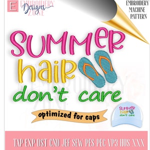 Op de afbeelding: Borduurontwerp voor een pet met de tekst "Summer hair don't care" in roze, gele en groene letters met een paar blauwe slippers. Het ontwerp is geoptimaliseerd voor petten.