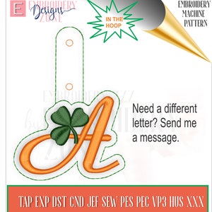 Może przedstawiać: Wyhaftowany pomarańczowy  liter A z zieloną koniczyną. Wzór haftu jest przeznaczony do projektu haftu maszynowego. Tekst "Need a different letter? Send me a message." jest zawarty w obrazie. Tekst "TAP EXP DST CND JEF SEW PES PEC VP3 HUS XXX" jest również zawarty w obrazie.