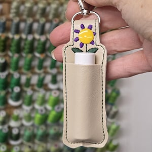 Portabálsamo labial ITH con pestaña a presión, diseño floral, llavero bordado en el aro