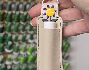 ITH Läppbalsamshållare Tryckknappsflik – Blommönster – Broderidesign med nyckelring i bågen