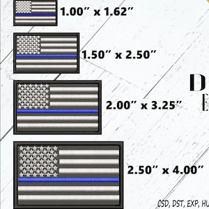Pode incluir: Patches bordados com a bandeira americana e uma linha azul, disponíveis em quatro tamanhos: 2,54 cm x 4,11 cm, 3,81 cm x 6,35 cm, 5,08 cm x 8,26 cm e 6,35 cm x 10,16 cm. Os patches têm uma borda preta, listras brancas e cinzas e uma linha azul.
