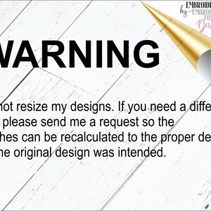 Op de afbeelding: Een waarschuwingsbord op een witte houten achtergrond met de tekst "WARNING" in grote zwarte letters. De tekst eronder luidt "Verander de grootte van mijn ontwerpen niet. Als je een andere maat nodig hebt, stuur me dan een verzoek zodat de steken kunnen worden herrekend naar de juiste dichtheid, zoals het originele ontwerp bedoeld was."