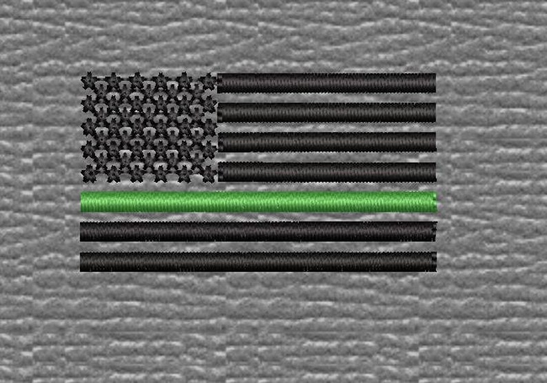 Op de afbeelding: Een Amerikaanse vlag met een groene streep in het midden, die de dunne groene lijn voorstelt, een symbool van steun voor de rechtshandhaving.