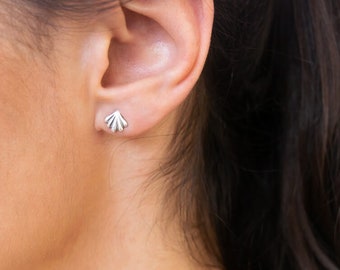Orecchini a bottone in argento sterling con conchiglia di mare fatti a mano: gioielli estivi minimalisti