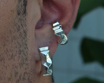 Orecchino a clip scultoreo in argento sterling: design geometrico moderno