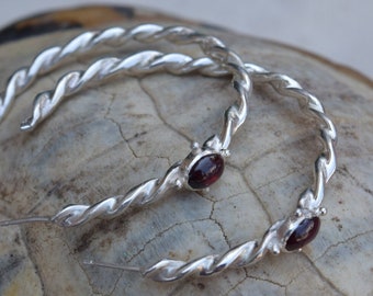 Aros trenzados de plata de ley: aros llamativos con granate rojo