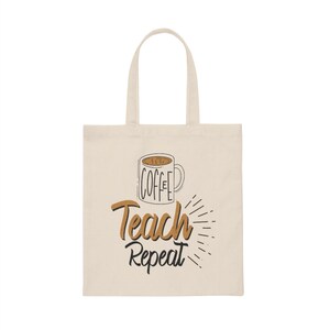 以下が含まれることがあります： クリーム色のトートバッグ。コーヒーカップのグラフィックと「Coffee Teach Repeat」の文字が茶色と黒で描かれています。バッグには2つのハンドルがあり、本や食料品を運ぶのに適した丈夫な生地で作られています。
