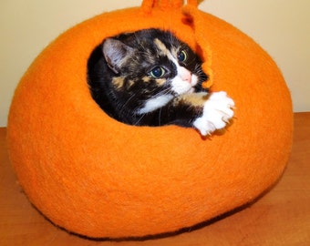 Handgemaakt kattenbed van vilt, moderne grot, oranje dierencocon, gemaakt in de EU