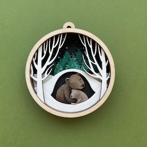 Juguete de árbol de Navidad Madre oso y su cachorro en el bosque Archivos cortados con láser, bola colgante de Navidad svg, archivos cnc, bola de decoración multicapa svg