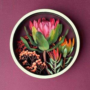 Puede incluir: Una pieza de arte en papel circular que presenta una flor de protea rosa y verde, suculentas rojas y verdes y flores naranjas y verdes. Las flores están dispuestas en un círculo y están rodeadas por un marco negro.