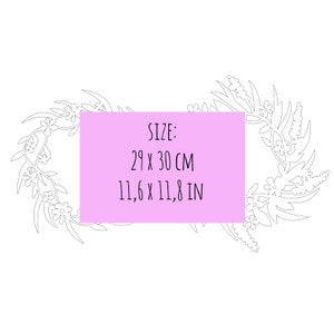 Puede incluir: Un dise&ntilde;o de corona floral con un rect&aacute;ngulo rosa en el centro. El rect&aacute;ngulo contiene el texto "SIZE: 29 x 30 CM 11,6 x 11,8 IN".