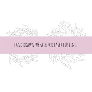 Puede incluir: Un dibujo en blanco y negro de una corona de flores, perfecto para cortar con l&aacute;ser. El texto "HAND DRAWN WREATH FOR LASER CUTTING" se muestra en el centro de la imagen.