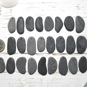 M-L Größe 25-32 mm Top gebohrte flache GranitSteine, Set von 25, Strand Kiesel Anhänger & Ohrringe, Bulk gebohrte Steine, Steine für Handwerk