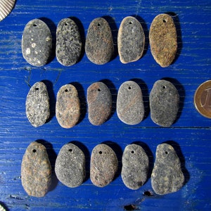 Top Ciottoli di granito forati, Set di 15, Pietre da spiaggia forate, Ciottoli da spiaggia forati alla rinfusa, Pietre per artigianato, Perle di pietra, Pendenti di ghiaia
