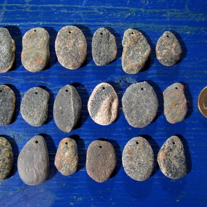 Ciottoli di granito colorati forati dall&#39;alto, fori da 1,2 mm, set di 18, pietre da spiaggia forate alla rinfusa, pietre per artigianato, perle di pietra, ciondoli di ghiaia