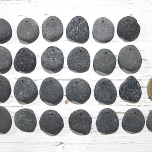 Ciottoli di granito perforati da 17-20 mm, 25 pietre perforate, ciottoli da spiaggia perforati alla rinfusa, pietre per artigianato, perline di pietra, ciondoli di ciottoli