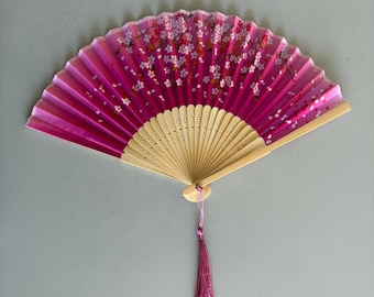Abanico de mano chino de seda de bambú rosa con forma de flor de cerezo. Ideal para disfraces, accesorios y bailes.