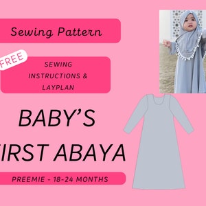 Könnte beinhalten: Kostenloses Nähmuster für die erste Abaya eines Babys, mit Anleitung und Zuschnittplan. Das Muster ist für Frühchen bis 18-24 Monate alt. Das Bild zeigt eine hellblaue Abaya mit weißem Besatz und ein Baby, das die Abaya trägt.