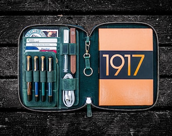 Leuchtturm1917 Notizbuchhülle, A5, aus Leder mit Reißverschluss – Crazy Horse Waldgrün