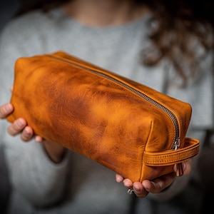 Leather Classic Dopp Kit & Travel Toiletry Bag - Crazy Horse Brown