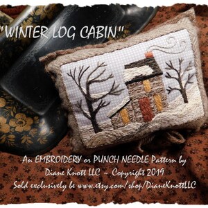 Op de afbeelding: Borduur- of prikpatroon voor een winterhouten hut met een besneeuwd dak en twee bomen. Het patroon heeft de titel "Winter Log Cabin" en wordt exclusief verkocht door Diane Knott LLC. Copyright 2019.