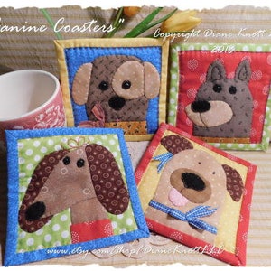 Könnte beinhalten: Vier gequiltete Stoffuntersetzer mit verschiedenen Hunderassen. Jeder Untersetzer hat einen andersfarbigen Rand und ein anderes Hintergrundmuster. Die Untersetzer sind mit "Canine Coasters" und "Copyright Diane Knott LLC 2018" beschriftet.