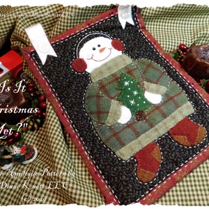 Puede incluir: Un patrón de aplique de muñeco de nieve de cuadros verdes y rojos con el texto "Is It Christmas Yet?" y "An Applique Pattern by Diane Knett LLC (c) 2020".