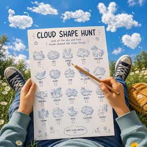 以下が含まれることがあります： 「Cloud Shape Hunt」ゲームシートを鉛筆で持ち、背景には青い空と雲の形があります。ゲームシートには、猫、ウサギ、星など、さまざまな形のイラストが描かれています。その人は青いジーンズとスニーカーを履いています。