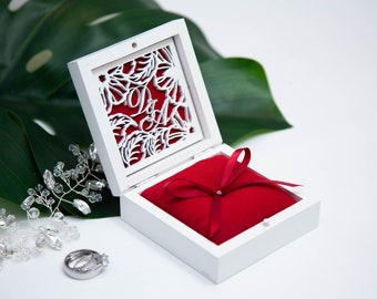 Weiße Holzringbox, rote Farbkissen, Ringhalter, personalisierte Ringbox