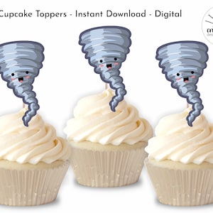 Könnte beinhalten: Drei Cupcake-Topper mit einem Cartoon-Tornado mit einem lächelnden Gesicht. Der Tornado ist grau und weiß mit einem Wirbelmuster. Die Topper befinden sich auf Cupcakes mit weißem Frosting.