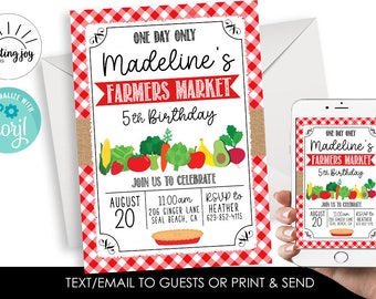 Pode incluir: Um convite de aniversário de 5 anos com padrão xadrez vermelho e branco. O convite diz "One Day Only Madeline's Farmers Market 5th Birthday" e inclui detalhes sobre a festa, como a data, a hora, o local e as informações de RSVP.