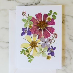 Quatre saisons : été | Carte de voeux vierge avec enveloppe en lin blanc | Reproduction imprimée d'un motif floral pressé | 4,5 x 6 po.