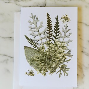 Quatre saisons : hiver | Carte de voeux vierge avec enveloppe en lin blanc | Reproduction imprimée d'un motif floral pressé | 4,5 x 6 po.