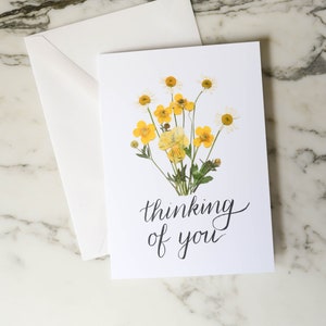 Je pense à vous | Carte de voeux vierge avec enveloppe en lin blanc | Reproduction imprimée d'un motif floral pressé | 4,5 x 6 po.