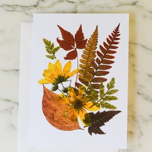Quattro stagioni: Autunno / Biglietto d'auguri vuoto con busta di lino bianco / Riproduzione stampata di un disegno di fiori pressati / 4,5x6"